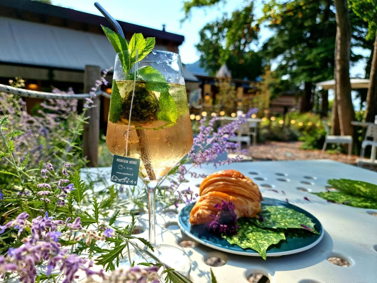 Un cocktail da aperitivo servito sulla terrazza di Hortus