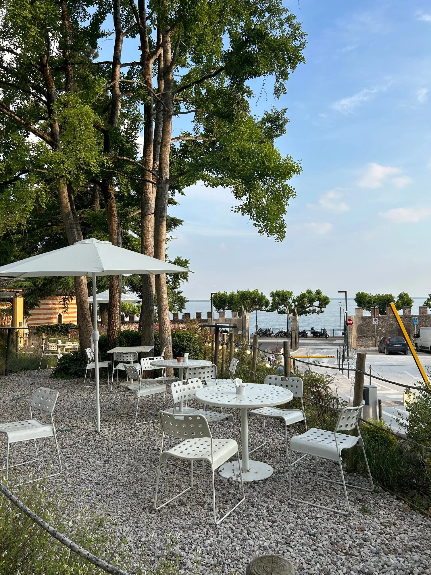 La terrazza e il giardino di Hortus a Garda